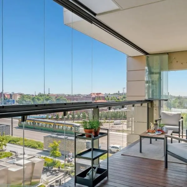 Modern apartment with Sauna and big balcony near Train Station, hotel en Helsinki