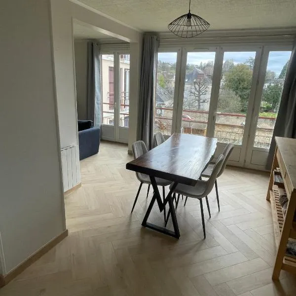 T2 design & cosy avec vue château, Centre et gare à pied, Parking gratuit, hotel in Nogent-le-Rotrou