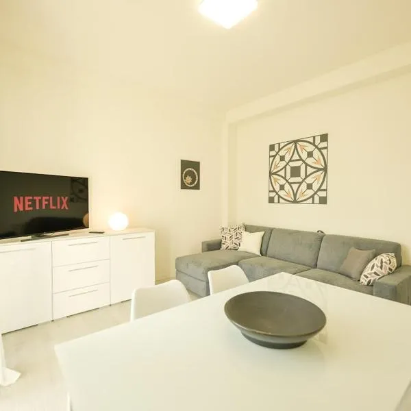 Modern apartment in the heart of Maslianico with Wi-Fi and AC, hotel in Maslianico