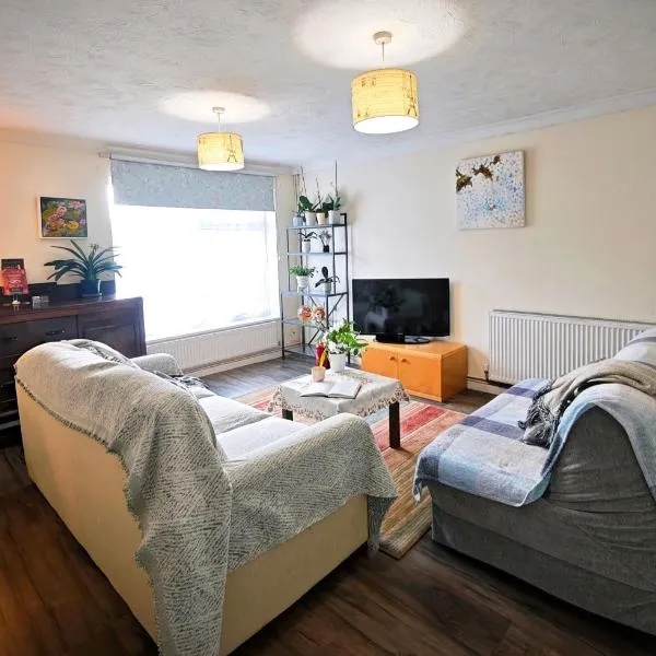 Spacious 3 Bedroom Home Ample Parking Near Shops โรงแรมในBridgemary