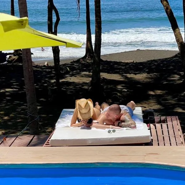 Hotel Beachfront Vista Hermosa، فندق في جاكو