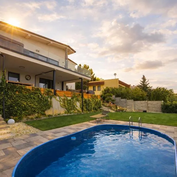 BB Central Apartment with pool and garden, Hotel in Banská Bystrica