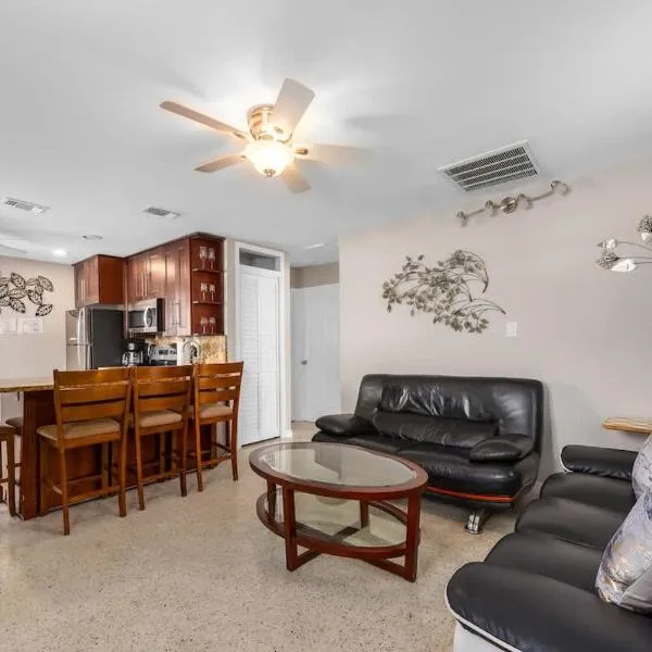 Charming Beachside Retreat #3 - Steps to the Beach, Hotel in Clearwater Beach