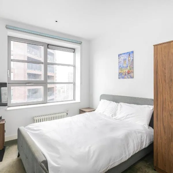 Cozy and Spacious Central London room in Canary Wharf Flat with a City View & a Private Bathroom, hotel in London
