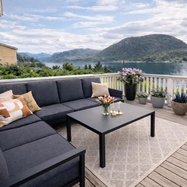 Scenic fjord home, minutes from Pulpit Rock, hotel v destinaci Jorpeland