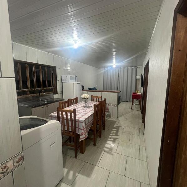 Casa inteira em terreno individual, pet friendly, vaga para 3 carros, wifi, home office - Foto 4