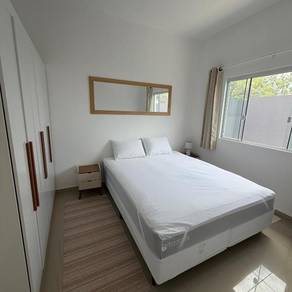 Casa com piscina churrasqueira e ar condicionado - Foto 2