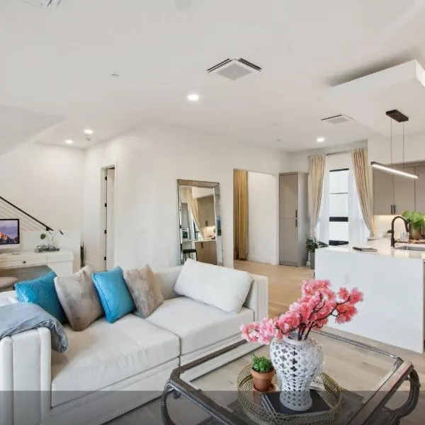 Luxury Scottsdale 3BR Townhome with Private Rooftop, 2Car Garage & Pool, hotel din Scottsdale