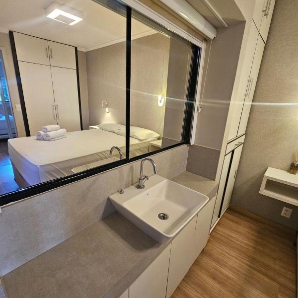 CRUZEIRO NOVO, QUADRA SHCES 1307,ATÉ 4 PESSOAS, APARTAMENTO COM 3 QUARTOS SENDO 1 SUÍTE, ROUPA DE CAMA E BANHO INCLUSAS, PRÉDIO COM ELEVADOR E COMÉRCIO PRÓXIMO, WI-FI, SMART TV, COZINHA COMPLETA By REI DOS FLATS - Foto 3