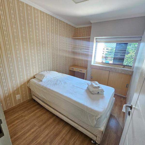 CRUZEIRO NOVO, QUADRA SHCES 1307,ATÉ 4 PESSOAS, APARTAMENTO COM 3 QUARTOS SENDO 1 SUÍTE, ROUPA DE CAMA E BANHO INCLUSAS, PRÉDIO COM ELEVADOR E COMÉRCIO PRÓXIMO, WI-FI, SMART TV, COZINHA COMPLETA By REI DOS FLATS - Foto 2