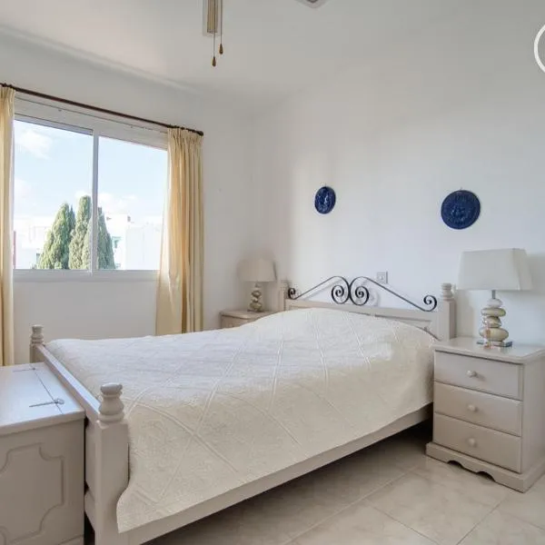 Newly Renovated Light House Beach 8 min, hotell i Páfos