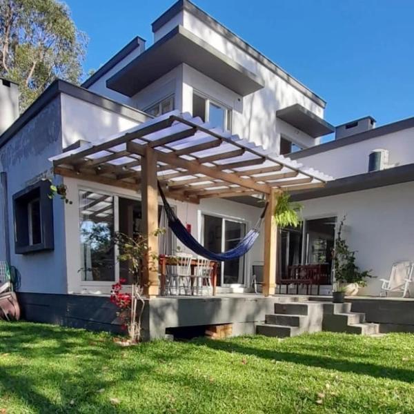 Casa super confortável à 350 m da praia possui 2 suítes com AC e 1 estúdio, Agradável e amplo espaço externo