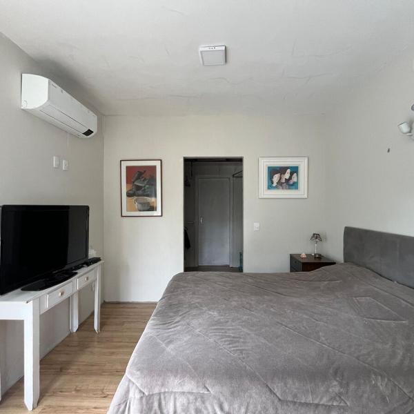 Casa super confortável à 350 m da praia possui 2 suítes com AC e 1 estúdio, Agradável e amplo espaço externo - Foto 2