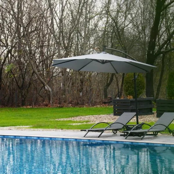 Badash Tiny Village - Tiny Houses with Heated Pool & BBQ, хотел в Половраги