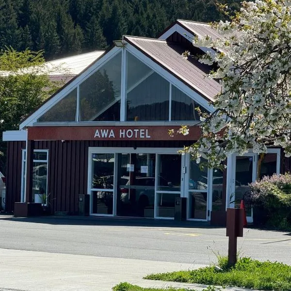 AWA Hotel 4-Star 23-36 SQM Large Rooms and 3 SQM Small Single Rooms-Capsules, hotelli kohteessa Rotorua