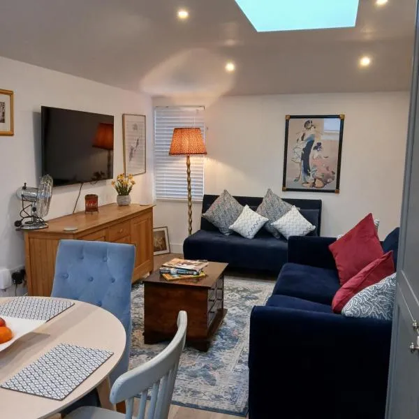Luxury 1 bed apartment close to Airport and Exhibition centre ideal for short long term stays very cosy nicely furnished for comfort with all mod cons FreeParking on site Free WIFI, Hotel in Farnborough