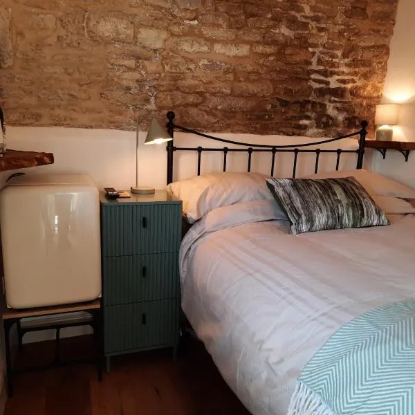 Cotswold Cottage B&B - 5 Minutes Walk to Village Pub、Luckingtonのホテル
