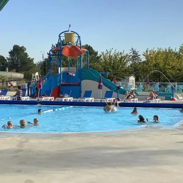 Mobil-home camping etoiles Les Dunes de Contis Landes Fun pass compris, hotelli kohteessa Saint-Julien-en-Born