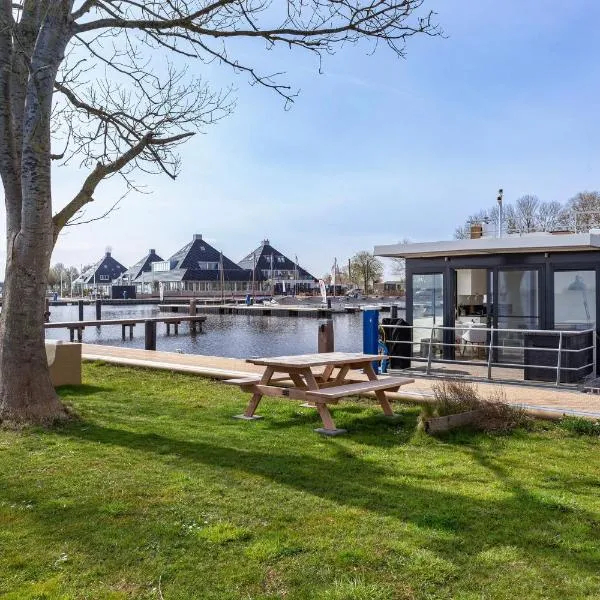 Welcome in - Houseboat Agua Dolce met tuin, Paviljoenwei 4, Sneek - Offingawier, hotel in Offingawier
