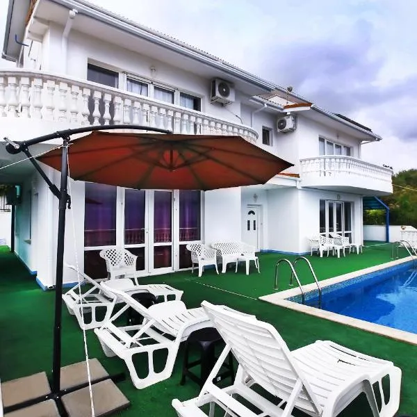 Luxury Villa Italiana with LargePanoramicSeaview and Private Pool, hotel a Balchik