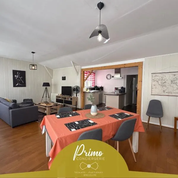 Relais des Arts, très spacieux et lumineux centre ville thouars, hótel í Thouars