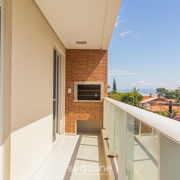 Apto c/ churrasq. e varanda prox. da Praia CGN0306