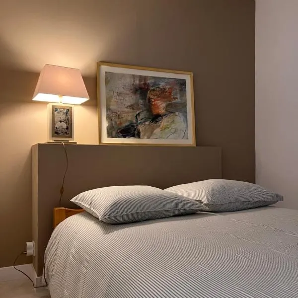 Appartement calme avec balcon hyper centre Avallon et petit dej offert, hotel in Avallon