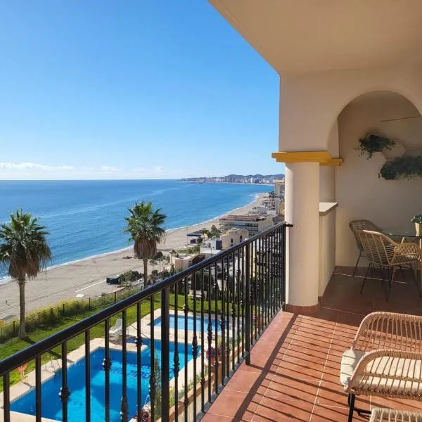 Elegant Sea View Apartment Near Beach & Train, Hotel in Benalmádena