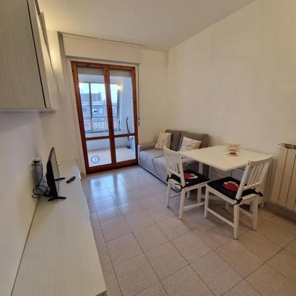 Luna Apartment vicino M2 e Forum Assago, hotel a Assago