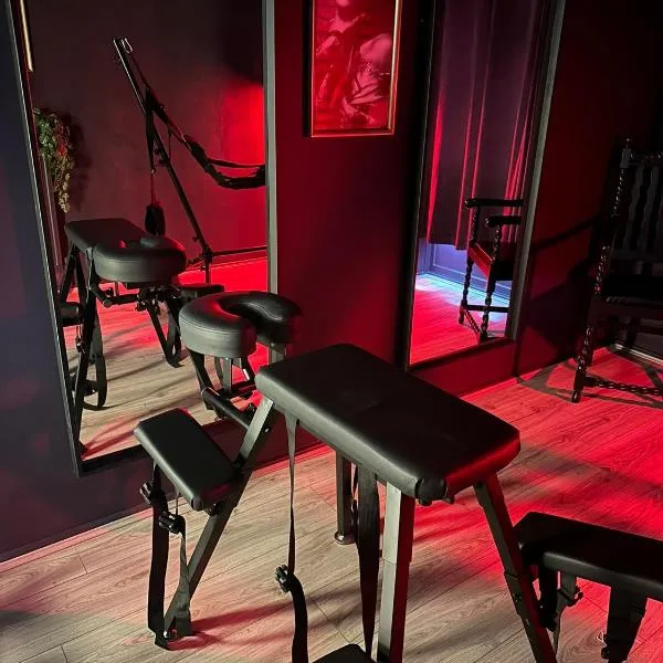 Adult only, fetish retreat play space, hotel in Ifield