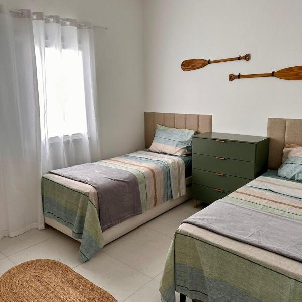 Casa espaçosa com piscina, a 2 quadras do mar! - Foto 2