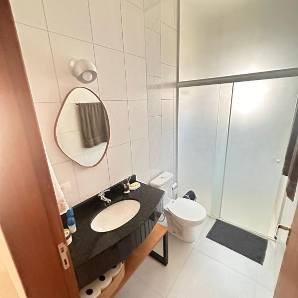 Casa espaçosa com piscina, a 2 quadras do mar! - Foto 3