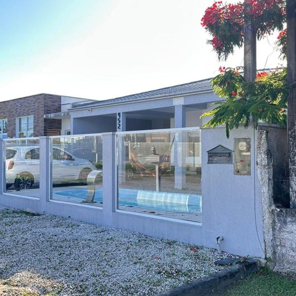 Casa espaçosa com piscina, a 2 quadras do mar! - Foto 4