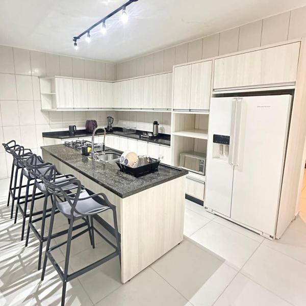 Casa espaçosa com piscina, a 2 quadras do mar! - Foto 5