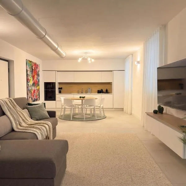 Dimora del Conte - Modern & Spacious Apartment - Historic Center Verona, хотел в Верона
