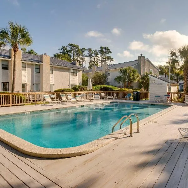 3 Mi to St Simons Beach: Gem w/ Pool Access & Deck, hotel i Saint Simon Mills