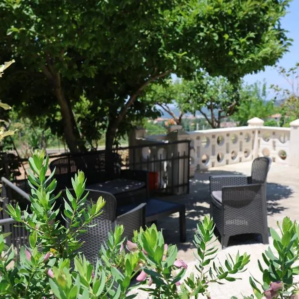 Al Giardino b&b, отель в городе Acri