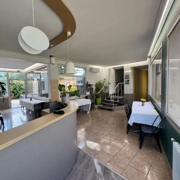 Hôtel Au Val De Saône Free Parking, отель в городе Sathonay-Camp