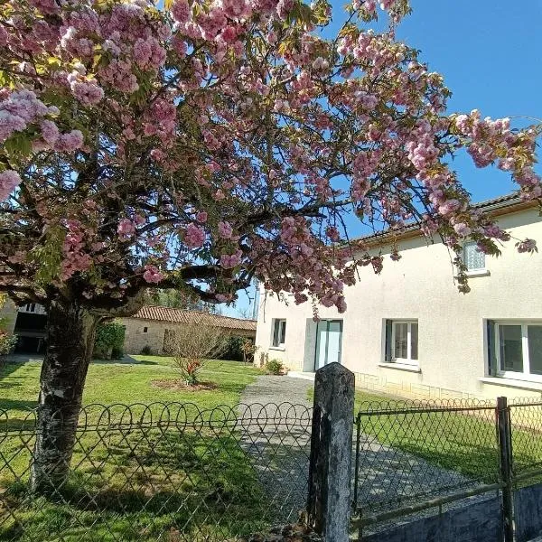 Brux에 위치한 호텔 Location des longères