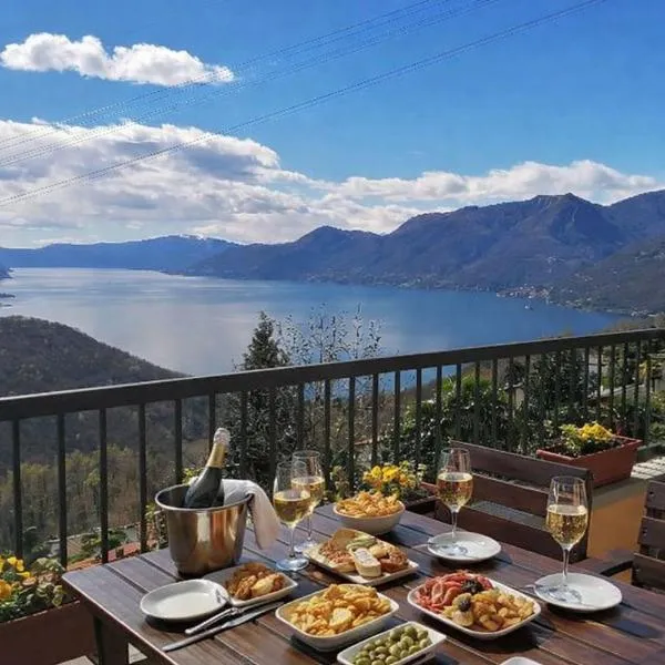 Lago Maggiore Holiday House with Panoramic Views, hotel em Dumenza
