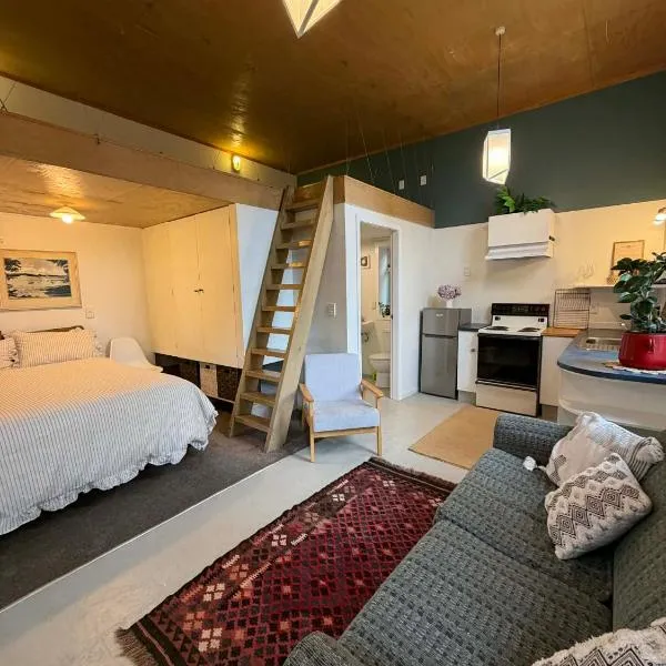 Self-contained studio by the beach, хотел в Paekakariki