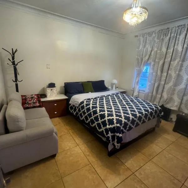 *PRIVATE* Studio 5 minutes from LGA/ US Open, hotel in East Elmhurst