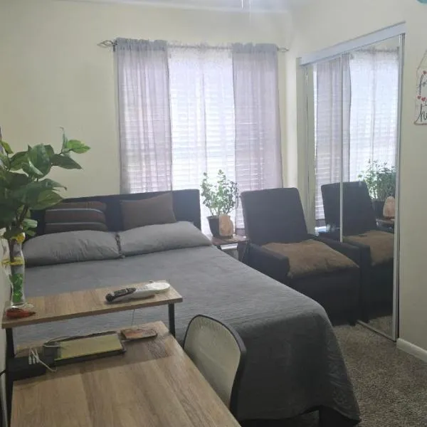 Drew's Getaway with shared common space, viešbutis mieste North Lauderdale