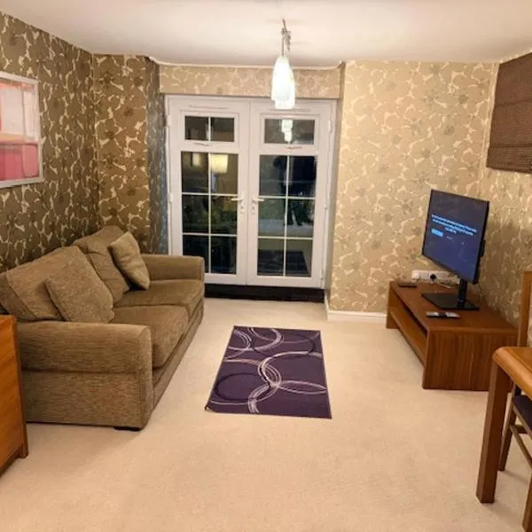 LOUGHBOROUG 2 Bedrooms homely Apartment sleeps 4 comfortably with two double beds Free parking on private drive for one car or van plus more free street parking as well For business travellers contractors and holiday goers Near all major transport links, hotell sihtkohas Loughborough