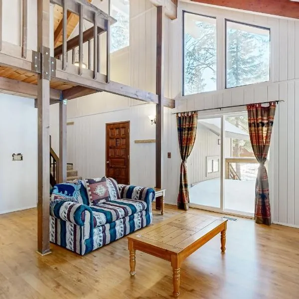 < 2 Mi to Tahoe Donner Ski Resort: Serene Retreat, hotel din Armstrong