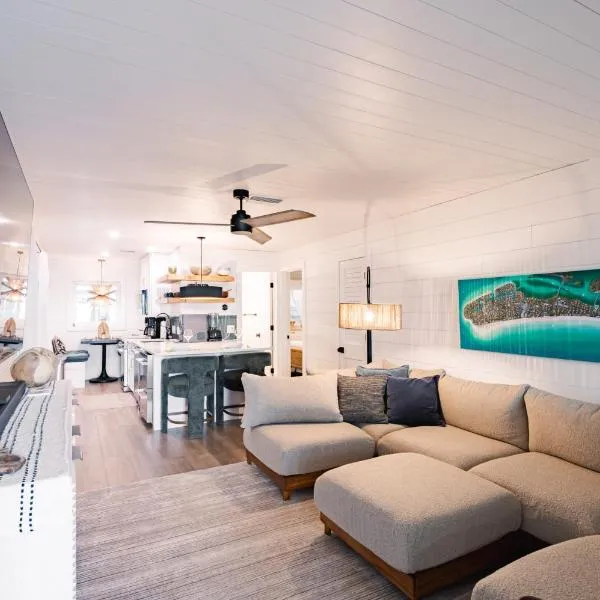 Beachfront Corner Condo With Sunset Gulf Views, hotel i Bradenton Beach