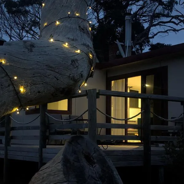 Salty Devil's Rest - Coastal Wilderness Shack: Arthur River şehrinde bir otel