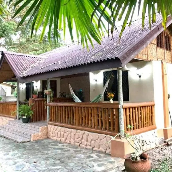 Bananaland Cottages, hotel u gradu Panglao