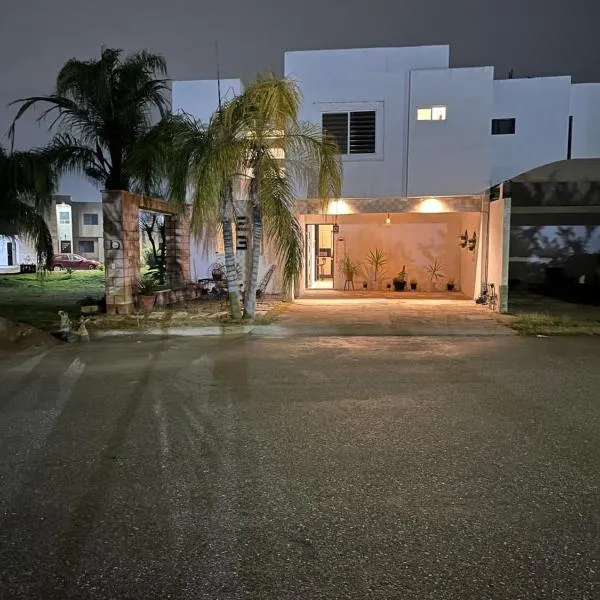 Casa completa, 4 dormitorios, 7 camas dobles, 3 sofá cama, 3 baños 1 en planta baja, cocina equipada, consola Arcade, asador, juguetes para niños, plancha, secadora, cafetera, etc, fraccionamiento privado, zona de vías rápidas y toallas, hotel in Torreón