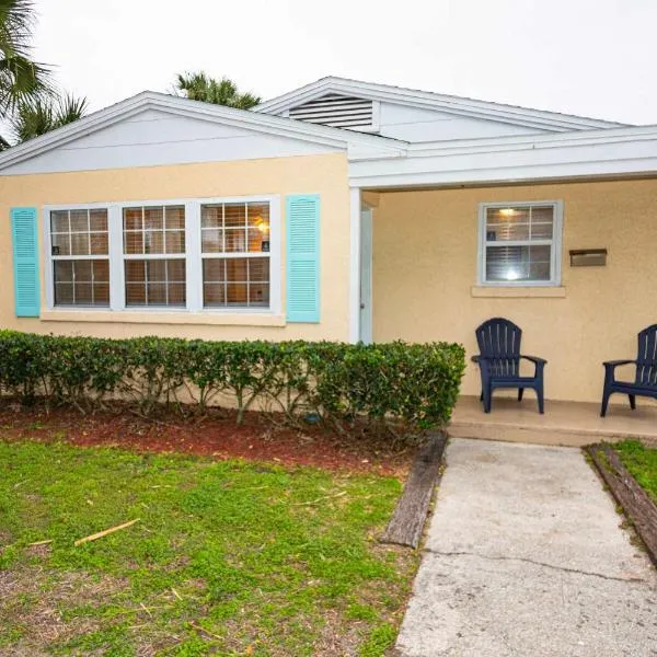 Beachside Cottage Home - Short Walk to the Beach, hotel in Jacksonville Beach